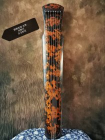 古琴《鹤舞龙翔》伏羲式古琴 古玉轸足 长124.5公分，额宽19公分，肩宽19.3公分，尾宽14公分，厚4.6公分。琴面漆色为朱黄漆间栗壳及黑漆，琴底为朱黄漆，些许断纹。面底材质皆为杉，琴背轸池下方刻楷书琴名“鹤舞龙翔”四字