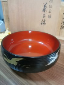 平安象彦一木挖漆器果子钵，日本购回，漆器人间国宝九代西村彦兵卫，纯实木一木挖胎体，上天然大漆，内红外黑，手绘金银彩仙鹤图案，一共ing绘制五只仙鹤。有贡布和原装木盒子，看好拍，不讲价不退换。