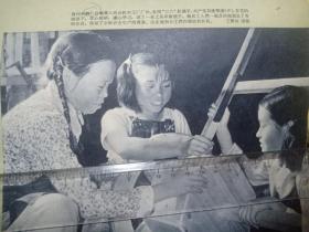 60年代初的影像资料，贵州省铜仁县壩黄人民公社木工厂厂长，全国三八红旗手共产党员姚翠莲与女工们一起制造新农。