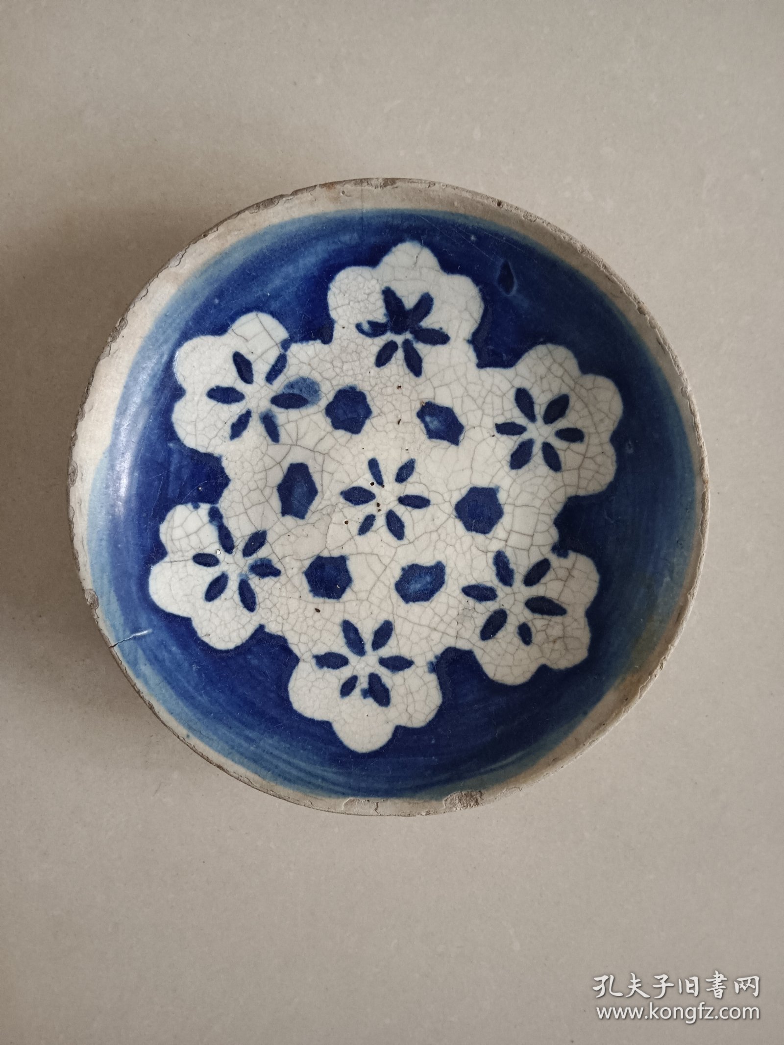 青花留白梅花民国老碟子 直径12.5 开片口沿有爆釉 图八九箭头处是相同位置 背面开片线没有透到正面