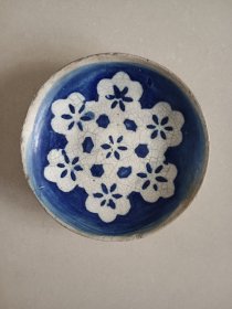 青花留白梅花民国老碟子 直径12.5 开片口沿有爆釉 图八九箭头处是相同位置 背面开片线没有透到正面