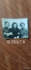 民国美女苏曼意1965年在烈火中永生的照片，导演水华，前排小姑娘方舒，二排于蓝饰江姐，项堃饰徐鹏飞，其夫人阮斐，中间的是双枪老太婆胡朋，蔡松龄儿子蔡安安，王心刚、很多民国名人。