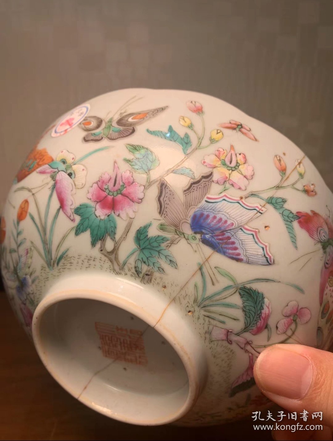 点击查看原图 嘉庆本朝粉彩花口碗 保真包老瓷器有很高的艺术收藏价值 收藏者甚多,古瓷器收藏是一门学问,不仅间接与古人对话填补精神世界陶冶情操并且也能保值、升值作为一种特别投资爱好与雅趣。然而瓷器易碎千百年来经历了兵慌战乱、生活中的使用与磕碰所以难免有正常伤残磨损能传世下来属实不易遇到即是物缘应倍加珍惜。东西保老保真价格商量好后宝贝将由顺丰打包到付安全到家。 感兴趣的话点“我想要”和我私聊吧~