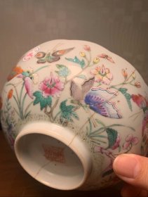 嘉庆本朝粉彩花口碗 保真包老瓷器有很高的艺术收藏价值 收藏者甚多,古瓷器收藏是一门学问,不仅间接与古人对话填补精神世界陶冶情操并且也能保值、升值作为一种特别投资爱好与雅趣。然而瓷器易碎千百年来经历了兵慌战乱、生活中的使用与磕碰所以难免有正常伤残磨损能传世下来属实不易遇到即是物缘应倍加珍惜。东西保老保真价格商量好后宝贝将由顺丰打包到付安全到家。 感兴趣的话点“我想要”和我私聊吧~