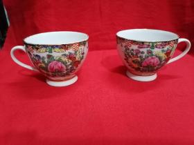 中国出口创汇时期广州织金彩瓷器---广彩咖啡杯两件 精美纯手绘，描金重彩，雍容华贵 品相好。送礼 使用，收藏 摆设均为佳品 (口径8.2厘米）