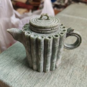 玉石雕的小茶壶，可能是翡翠，完好