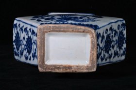 大明宣德青花一束莲纹双耳扁瓶,高27×17厘米
