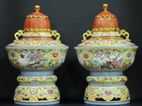 清～官窑乾隆鎏金珐琅彩开窗四季花鸟盖罐一对，高 47CM，直径30CM，品相如图。