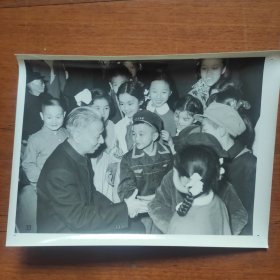 1959年，刘少奇在北京五一劳动节联欢晚会上和儿童们在一起