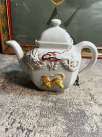 民国德化窑，龙虎斗茶壶一把
