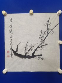 王连贵：字 陇源 ；号 白头翁。1952 年出生于沈阳市，1969 年毕业于沈阳大学。现任河北省知青书画院常务副院长；秦皇岛市古玩收藏商会副会长兼书画专业委员会副主任；秦皇岛金鼎装饰设计研究院 院长兼艺术设计总监；秦皇岛战友书画院特邀院士；笔墨绿名家书画院副院长；象山书画院特聘红色文化专题画家、艺术总监；王连贵 国画 一幅（ 清香遠溢 图 ）尺寸53————————50厘米