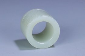 晚清 和田玉吉祥如意纹扳指。 规格:3.1*3.4*2.2cm 重47g