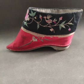 三寸金莲绣花鞋。单只。20×12厘米。