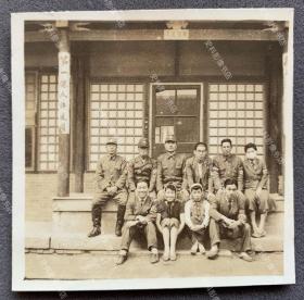 抗战时期 中国沦陷区传统中式建筑前的日军将领和慰问团代表合影照一枚（建筑上有“第一僊人许状头”、“琴瑟友之”等字样对联）