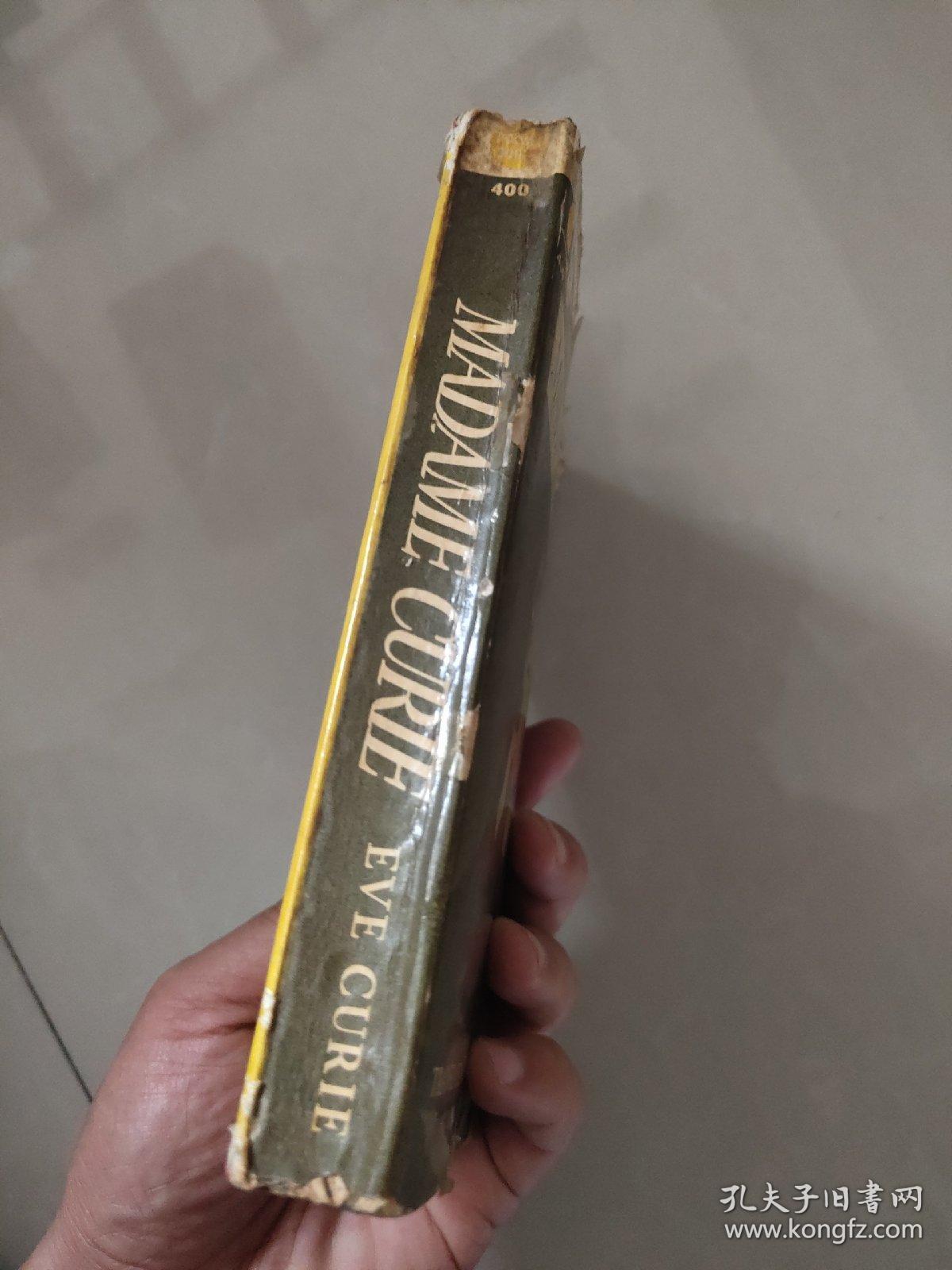 MADAME CURIE  (A BIOGRAPHY BY EVE CURIE)   <居里夫人传记>  1946年出版  三面刷红