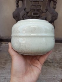 清代哥釉鱼篓形围棋罐 造型别致,开片自然,瓷胎细腻,釉面肥厚,器型规整,胎质精良,胎釉俱佳,图八内里有开片加深线。