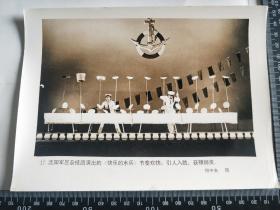 老照片新闻照片七八十年代照片 大尺寸(20.5x15.5cm )【沈阳军区杂技团演出的快乐的水兵节奏欢快，引人入胜，获银狮奖。】包邮！