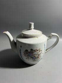 70年代，麻姑献寿茶壶一只，盖稍微偏大，把手处窑裂