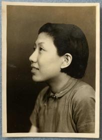 【琴珠旧藏】民国27年（1938）拍摄《女孩侧脸半身照》原版黑白照1枚，有题赠文字：琴珠 永存 汉民赠