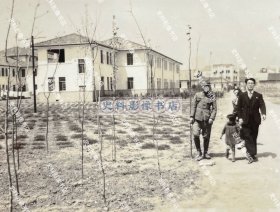 【南京史料】1940年代早期 南京国立中央大学校园内行走的日军第15师团军医部军官与日伪医疗人员及其家属 原版老照片一枚（1937年，日军占领南京，民国最高学府国立中央大学被日军用作陆军医院，昔日莘莘学子求学之地， 沦落为侵略军治病疗伤之所。）