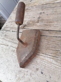 很老很老的老火炭铁熨斗，炭火烧红而熨烫，重6.5斤，老收藏品，。