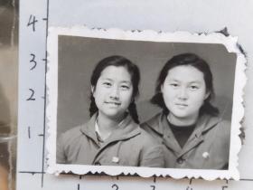 60年代昆明工学院学生或附中学生两粗辫子美女泛银照片(邹位相册，邹位约1961年毕业于昆工附中，之后就读于昆明工学院)