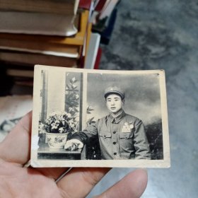 中国人民解放军老照片，衣服上有多枚奖章，罕见