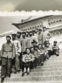 照片十六张，时代特色浓烈！红卫兵手捧红宝书、解放军毛泽东思想宣传队演出等！