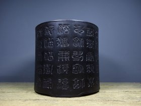 旧藏血檀木精工细作 文人雅士 笔筒 尺寸：长23.5cm宽23.5cm高21.5cm 重量：2430g