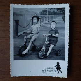 五、六十年代两个儿童骑童车照片（上海英明儿童艺术照相馆）