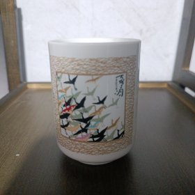 日本带回来的的一个小杯子。可以喝茶，摆件做笔筒。未使用。