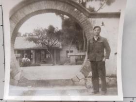 60年代帅哥四合院前照片(邹位相册，邹位约1961年毕业于昆工附中，之后就读于昆明工学院)