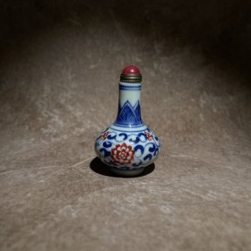 瓷青花釉里红鼻烟壶；尺寸：3.5＊3.5＊6.5厘米