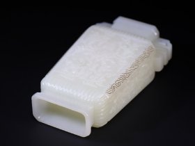 和田玉花卉瓶高21厘米.宽9.3厘米.厚4.6厘米.重568克