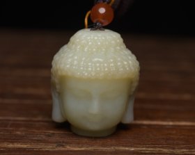 和田玉佛头 规格: 3.6×3.1×3.1厘米，重 53克。 玉质温润细腻，沁色自然，刀功老道，皮壳包浆一流，雕刻生动，线条流畅，品相完美！