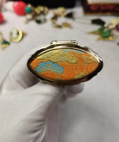 海外回流 vintage 中古西阵织口红夹 独一无二款式 漂亮至极 简单大方  品相如图 细节可见，看好下单 出售不退 中古物品 多少都有岁月痕迹 矫情 大刀的请您绕行，珍惜彼此的时间 万分感谢 随缘出货 愉快成单 开心胜过一切  偏远地区邮费另算 感谢理解