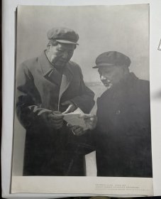 大照片毛泽东和邓小平 1953年济南 候波 摄 1993年九月第一版第一次印刷，北京出版社出版