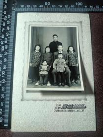 约六十年代家庭合影照片一张带底板，Z502