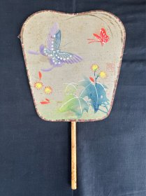 花蝶若知人：民国皖籍著名画家（高慰农）花蝶图绢本团扇精品一只：画家（高慰农）天资聪颖，家学渊源，为人或丹青不落俗套，自成一家。本品绢本细腻，金属包锦扇框，柄为烤竹，形制古朴；设色淡雅，布白巧妙，没骨法精绘，质感生动。缤纷花香间，彩蝶上下飞，姿态逼真，立体感十足，有呼之欲出之态，最得自然之真趣。翩翩儒雅，悦人心目。八月蝴蝶来，双飞西园草。