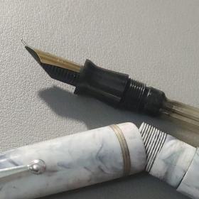 笔：长江牌白底墨水纹美工笔 钢笔      共1件售   盒十五 美工笔