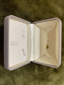【海外回流  vintage中古】回流中古首饰盒  小年份  很实用  细节可见，内里带金或银色字迹   仔细看好图片，尺寸如图，有瑕疵，介意勿拍，谨慎下单！出售不退！偏远地区邮费联系客服另算！