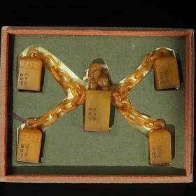『珍藏品』寿山石田黄雕刻瑞兽五链印章一套，小印章尺寸约为：2.9×2.9×5.8厘米，瑞兽钮印章尺寸为：3.2×3.2×8.8厘米，印章净总重约556克，搭配布盒，