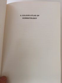 英文版《皮肤病彩色图谱》私藏扉页有个人签名及英文（吴本田博士，新加坡英文钤名）内页全新铜版纸印刷，品相如图所示！（钤名印图片标示）！