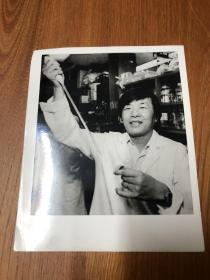 老照片……诺贝尔医学奖获得者日本生物学家利根川进在实验室（新华社发传真照片1987年10月13日）