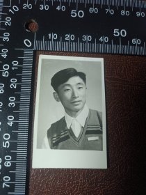 57年北京青年签赠照，戴徽章，Z143