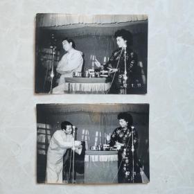 老照片：1982年1月苏州（或上海）评弹艺术家（双人档）演出照片2张    12.5x9cmx2（照片中两位一定是评弹名家，不知姓甚名谁）
