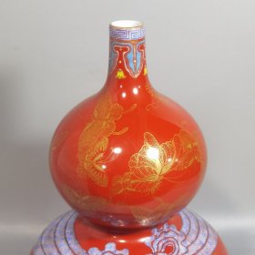 清乾隆珊瑚红描金蝴蝶纹包袱葫芦瓶