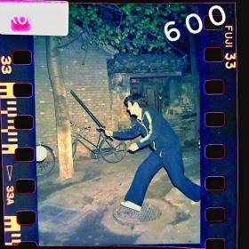 【老底片】八十年代北京胡同耍宝600，135彩色负片底片一张