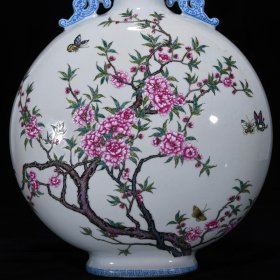 清乾隆粉彩花蝶纹扁瓶，高32厘米，直径26厘米.