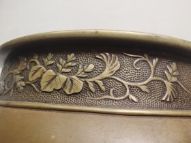黄铜缠枝莲环口花瓶形炉，可作摆件美尝，口径25.6CM高22cm重4.9公斤，完整无缺。底九字款、大明製积目冶堂甲本。